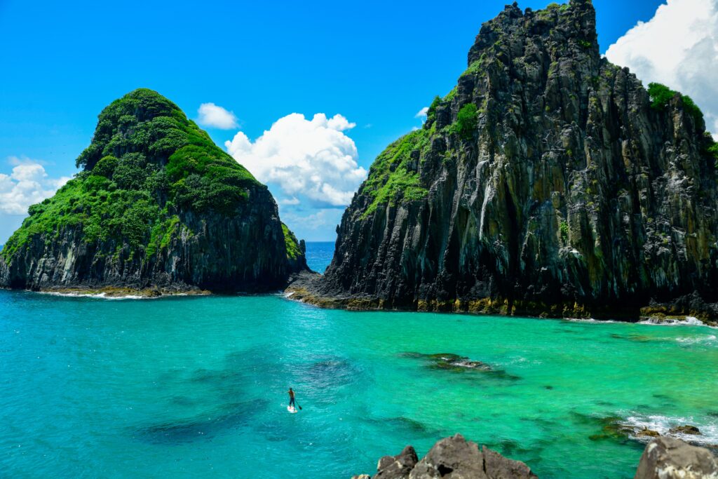 Breathtaking view of dramatic rocks and turquoise waters in a tropical paradise.